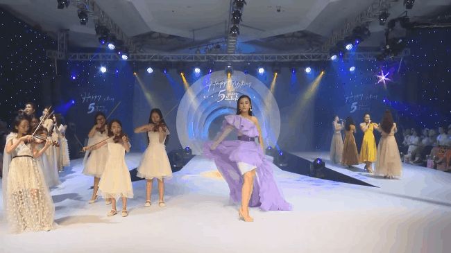 4 màn catwalk của Nam nọng Phương Oanh: Từng nhận gạch đá vì diễn với gương mặt cứng đơ do thẩm mỹ - Hình 3