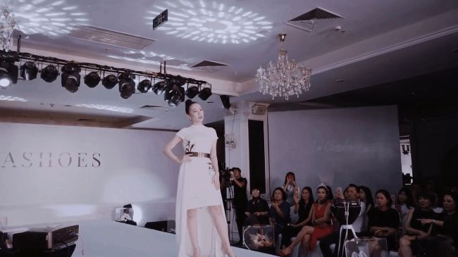 4 màn catwalk của Nam nọng Phương Oanh: Từng nhận gạch đá vì diễn với gương mặt cứng đơ do thẩm mỹ - Hình 6