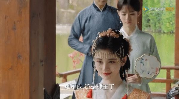 Cúc Tịnh Y bắt chước làm Hàm Hương nhưng thất bại, đội nguyên mâm hoa quả lên đầu cực lố ở trailer phim mới - Hình 3