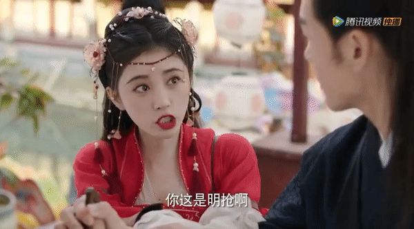 Cúc Tịnh Y bắt chước làm Hàm Hương nhưng thất bại, đội nguyên mâm hoa quả lên đầu cực lố ở trailer phim mới - Hình 1