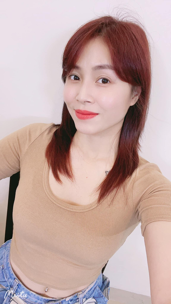 Một MC có tiếng của VTV bất ngờ tung ảnh bán nude táo bạo, phía trên lộ cả chân ngực lấp ló - Hình 1