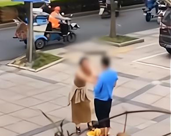 Chàng trai nuôi bạn gái ăn học, bị đá ngay sau khi nàng tốt nghiệp, phải quỳ gối níu kéo tình cảm - Hình 3