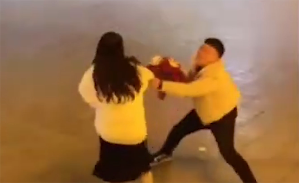 Chàng trai nuôi bạn gái ăn học, bị đá ngay sau khi nàng tốt nghiệp, phải quỳ gối níu kéo tình cảm - Hình 1