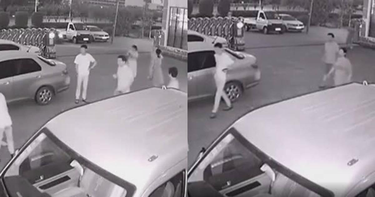 Clip: Lao ra đỡ cháu bé rơi từ tầng 3, người hùng bị thương nặng vùng mặt - Netizen - Việt Giải Trí