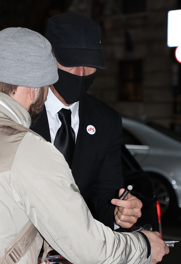 Dakota Johnson được bạn trai hộ tống đi sự kiện, nhan sắc ra sao mà khiến fan rần rần? - Hình 2