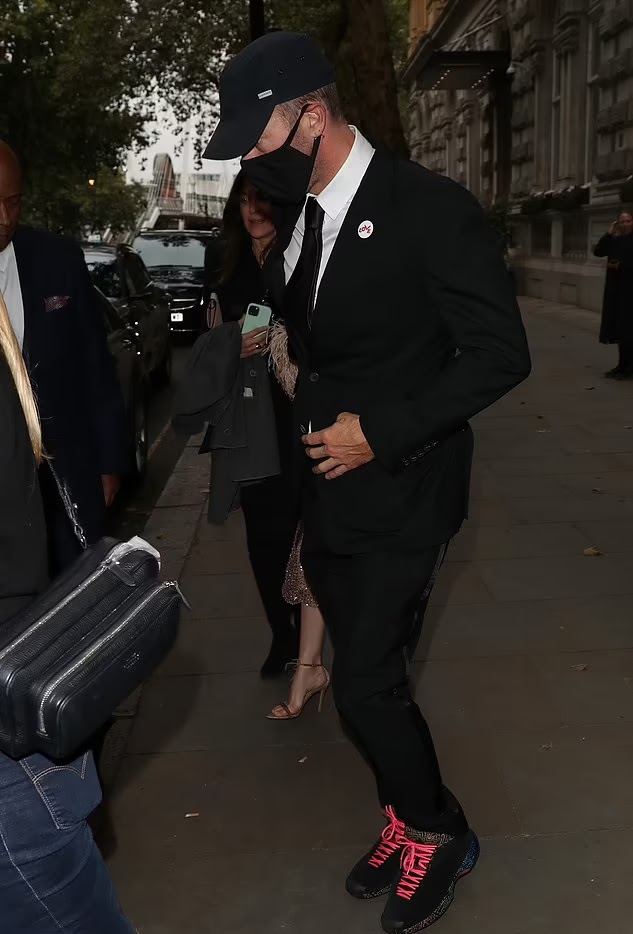 Dakota Johnson được bạn trai hộ tống đi sự kiện, nhan sắc ra sao mà khiến fan rần rần? - Hình 1