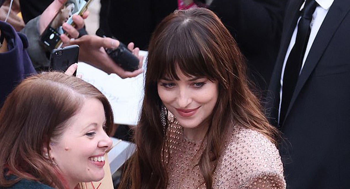 Dakota Johnson được bạn trai hộ tống đi sự kiện, nhan sắc ra sao mà khiến fan rần rần? - Hình 3