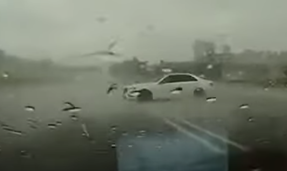 Mercedes-Benz E-Class thoát nạn giữa trời mưa lớn sau cú xoay 360 độ - Hình 1