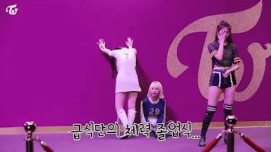 Nhìn TWICE mệt mỏi sụp đổ ngay lúc quay MV, fan xó.t x.a: JYP có thương gà nhà không mà bóc lột hoài vậy? - Hình 6