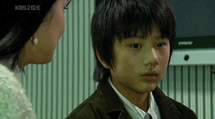 Sao nhí 12 tuổi hôn mỹ nhân 25 tuổi đến nghẹt thở: Cảnh phim này có khác gì cổ xúy ấu dâm? - Hình 2