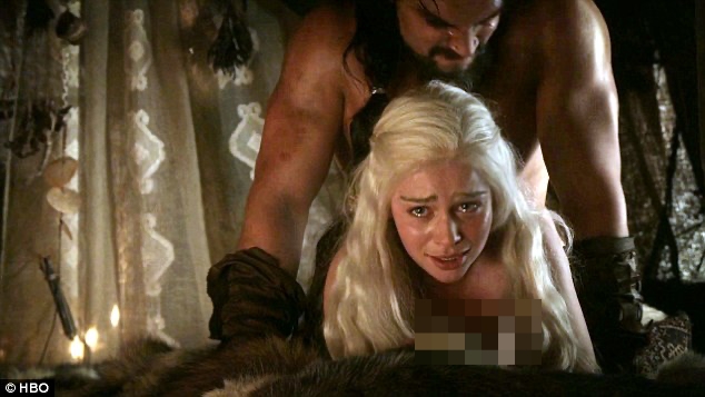 Bí mật í ẹ sau cảnh nóng sốc nhất Game of Thrones: Vì sao nữ chính không thể tự chủ, bỏ diễn cả ngày vì thấy vùng kín Jason Momoa? - Hình 2