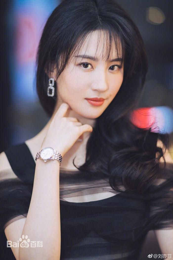 Liu Yifei, Truong Ba Chi changed their lives thanks to their adoptive father and hidden corners that few people know - Photo 1