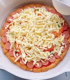 Nhìn qua tưởng pizza đặt mua nhưng đây lại pizza tự làm 100%: Không cần nhào bột hay lò nướng cũng làm được! - Hình 5