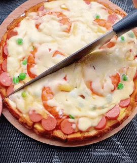 Nhìn qua tưởng pizza đặt mua nhưng đây lại pizza tự làm 100%: Không cần nhào bột hay lò nướng cũng làm được! - Hình 1