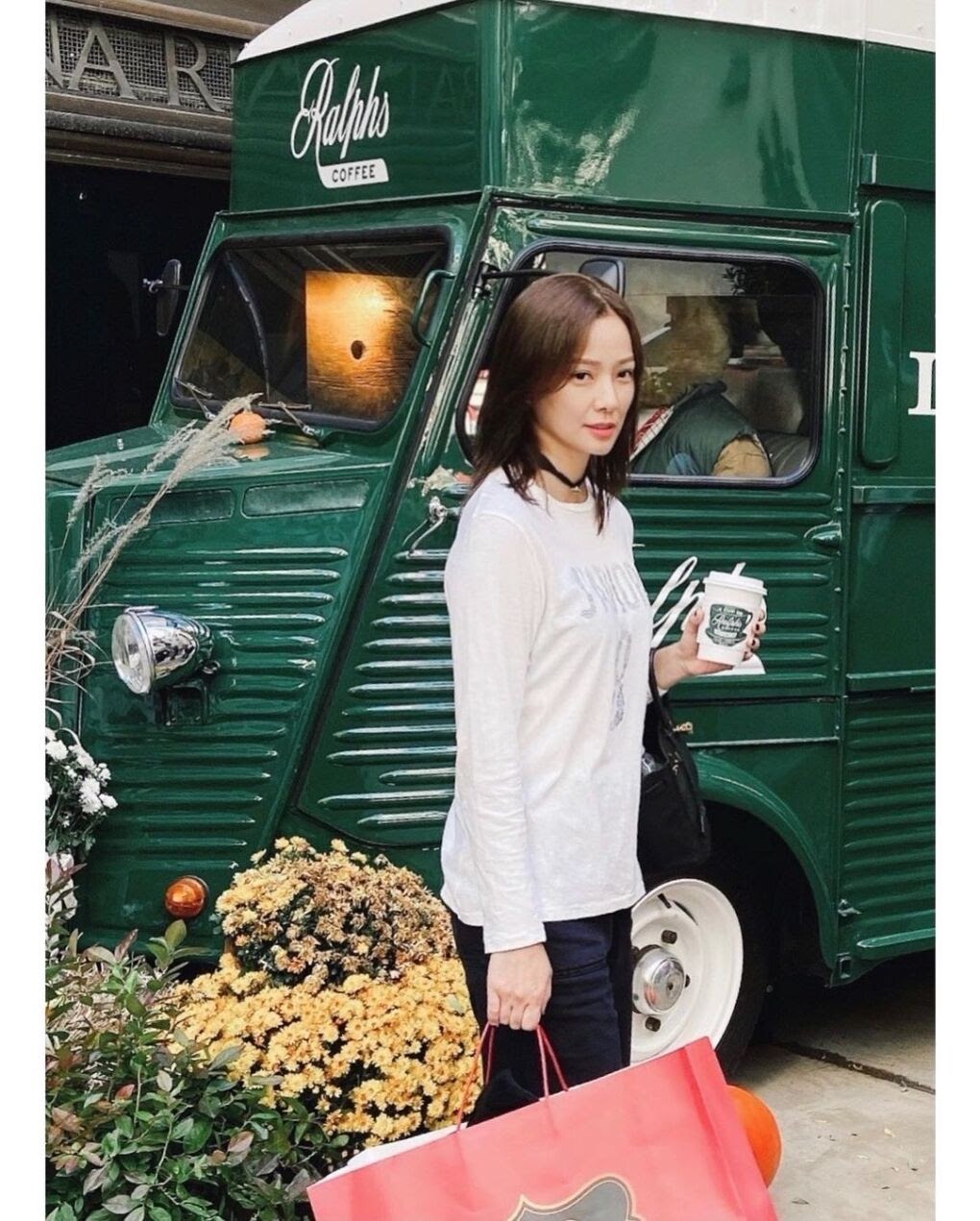 Choi Ji Woo tái xuất sau drama chồng ngoại tình - Hình 2