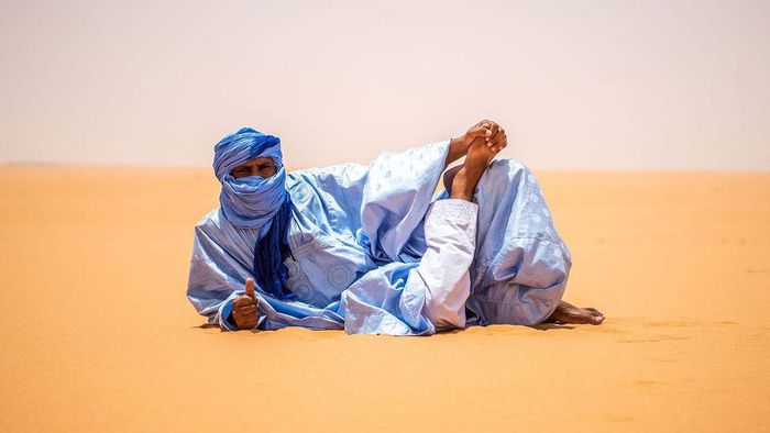 Chiếc áo xanh của đàn ông ở Sahara - Hình 2
