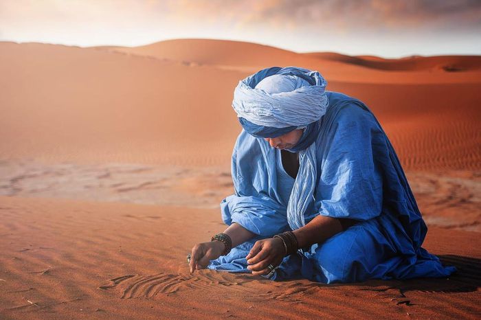 Chiếc áo xanh của đàn ông ở Sahara - Hình 1