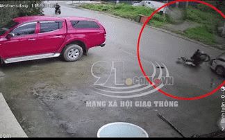 Hai thanh niên bị tông bay lên nóc ô tô, camera tiết lộ thái độ của gã tài xế - Hình 1