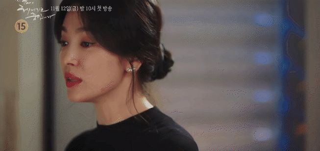 Bom tấn của Song Hye Kyo lại tung hàng nóng: Sốc với visual tuổ.i 40 của chị đẹp, đến dầm mưa cũng xuất sắc luôn! - Hình 2