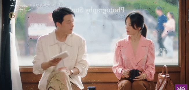 Bom tấn của Song Hye Kyo lại tung hàng nóng: Sốc với visual tuổ.i 40 của chị đẹp, đến dầm mưa cũng xuất sắc luôn! - Hình 6