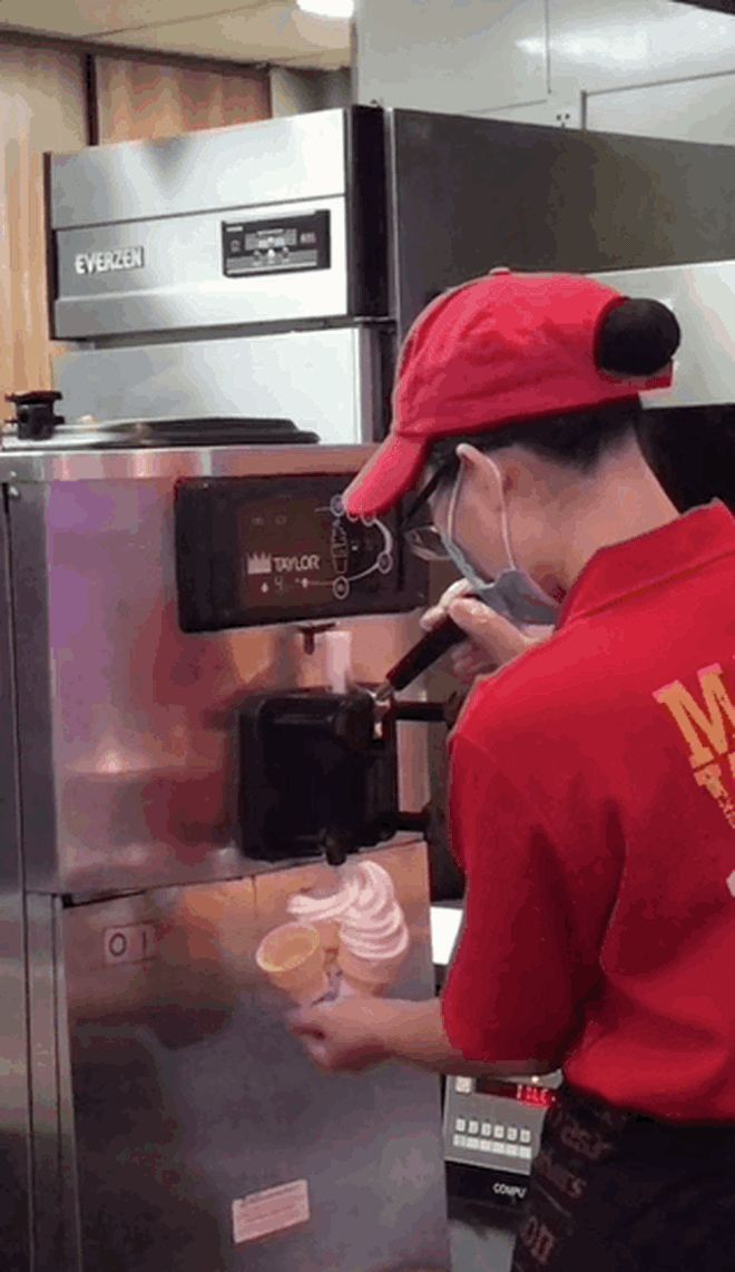 Lạ lùng trào lưu đem cái tô vào McDonalds để mua kem ốc quế rồi dầm nát: Người khen ngon, kẻ ví von với... với gì không nói đâu! - Hình 5