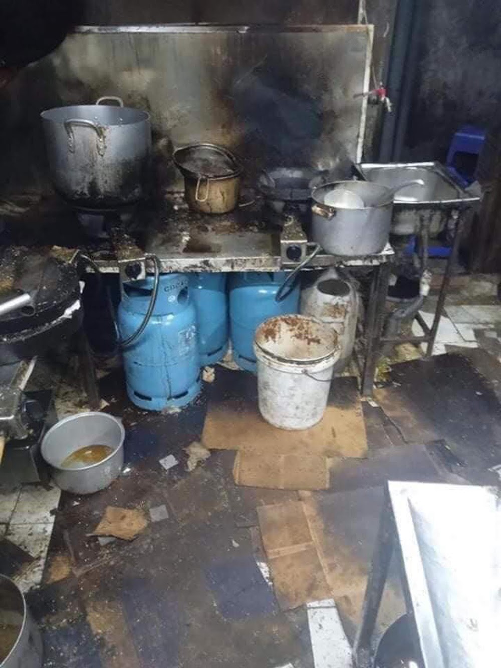 Quán cơm nổi tiếng Hà Nội bị nhân viên cũ bóc phốt bếp ăn bẩn kinh hoàng khiến người xem muốn ói - Hình 3