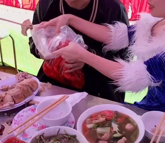 Chàng trai đi ăn cỗ còn lấy phần bỏ túi mang về khiến dân mạng tranh cãi kịch liệt: Là kém văn minh hay tránh lãng phí? - Hình 1