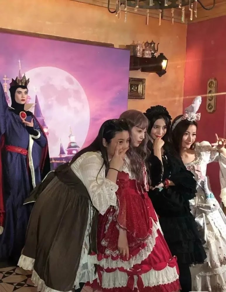 Con trai Angela Baby lộ ảnh cận mặt sau bao năm giấu kín, nhan sắc gây bão cõi mạng - Hình 3