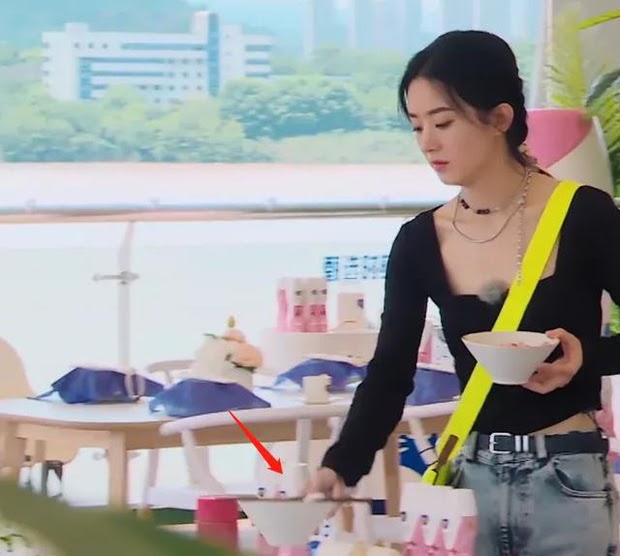 Triệu Lệ Dĩnh bị bóc nết ăn kém duyên, mất vệ sinh khiến netizen ngỡ ngàng - Hình 1