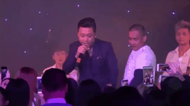 Đang hát thì khán giả nhao lên: Sơn Tùng chạy vội, Bích Phương bị cướp mic trong hoang mang, riêng Diva này bình tĩnh đến đáng sợ - Hình 8