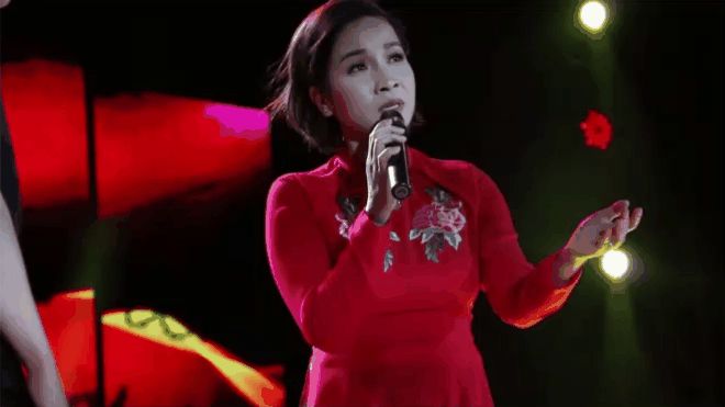 Đang hát thì khán giả nhao lên: Sơn Tùng chạy vội, Bích Phương bị cướp mic trong hoang mang, riêng Diva này bình tĩnh đến đáng sợ - Hình 4