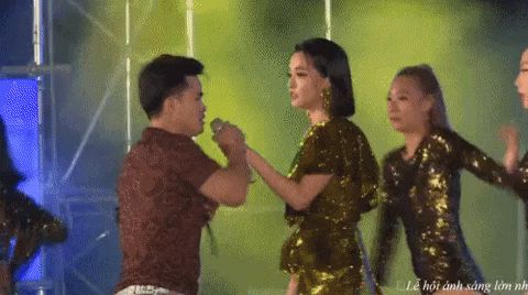 Đang hát thì khán giả nhao lên: Sơn Tùng chạy vội, Bích Phương bị cướp mic trong hoang mang, riêng Diva này bình tĩnh đến đáng sợ - Hình 5