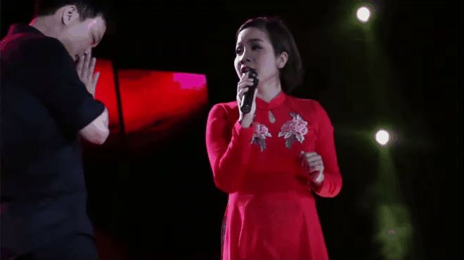 Đang hát thì khán giả nhao lên: Sơn Tùng chạy vội, Bích Phương bị cướp mic trong hoang mang, riêng Diva này bình tĩnh đến đáng sợ - Hình 3