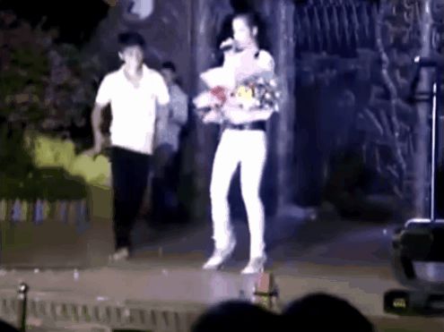 Đang hát thì khán giả nhao lên: Sơn Tùng chạy vội, Bích Phương bị cướp mic trong hoang mang, riêng Diva này bình tĩnh đến đáng sợ - Hình 15