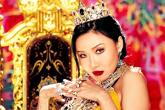 Nữ hoàng gợi cảm - danh hiệu gây tranh cãi nhất Kpop: Lee Hyori hóa định nghĩa, Hyuna - Hwasa hở nhức mắt, đến Jennie khác hẳn? - Hình 23