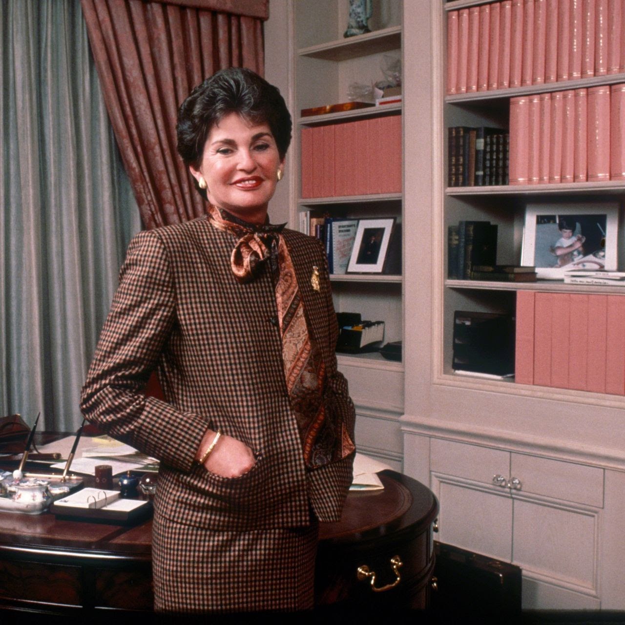 Leona Helmsley - Giàu có nhờ giật chồng, quỵt tiền của nhân viên, cho chó cưng thừa kế 273 tỷ - Hình 1