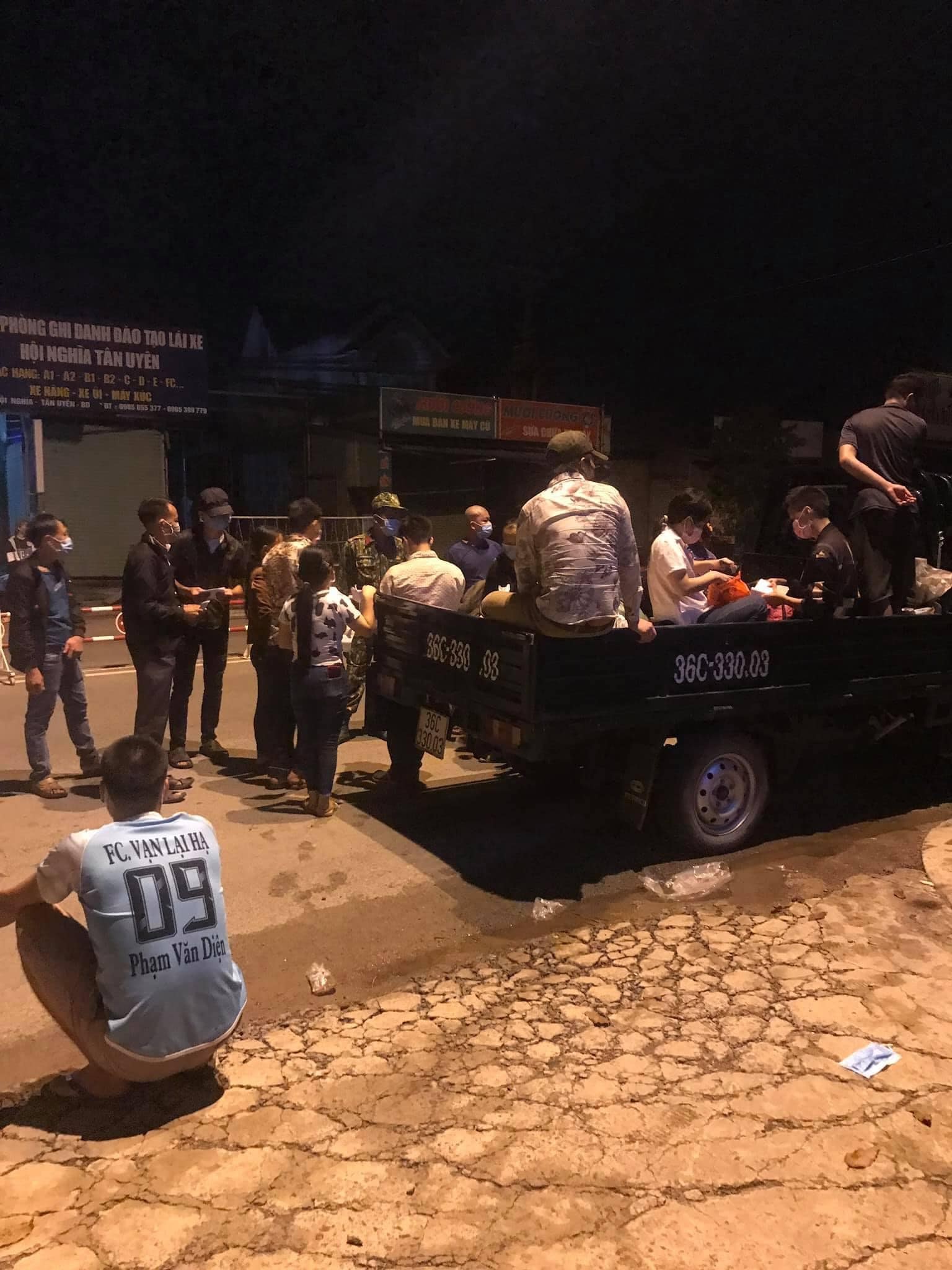3 người thất nghiệp, đi bộ gần 2000km về quê hồi hương khiến dân mạng xót xa - Hình 1