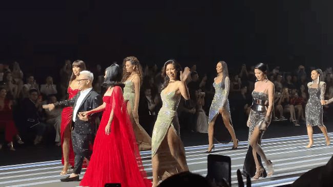 Màn catwalk đáng nhớ của sao Việt: Nam Em đi chân trần tung tăng nhảy múa, Minh Hằng lộn nhào suýt thì sấp mặt - Hình 8