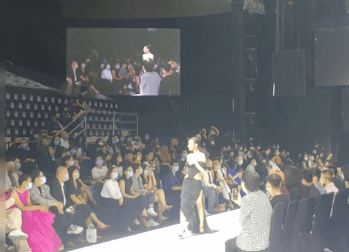 Màn catwalk đáng nhớ của sao Việt: Nam Em đi chân trần tung tăng nhảy múa, Minh Hằng lộn nhào suýt thì sấp mặt - Hình 11