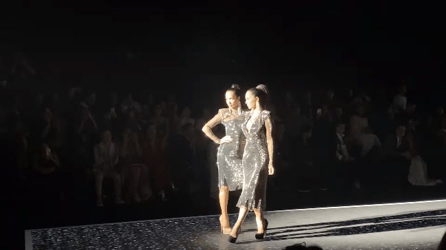 Màn catwalk đáng nhớ của sao Việt: Nam Em đi chân trần tung tăng nhảy múa, Minh Hằng lộn nhào suýt thì sấp mặt - Hình 7