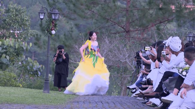 Màn catwalk đáng nhớ của sao Việt: Nam Em đi chân trần tung tăng nhảy múa, Minh Hằng lộn nhào suýt thì sấp mặt - Hình 2