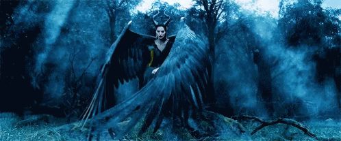 Xỉu ngang sự thật đôi cánh của Maleficent: Lên phim hoành tráng thế này, hậu trường tụt mood cả ngày cho xem! - Hình 1