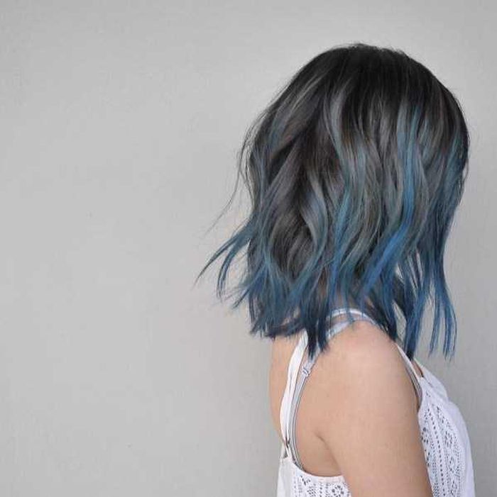 Hãy khám phá vẻ đẹp khói mịn màng trên mái tóc của bạn với màu tóc highlight xanh khói đầy tinh tế. Hãy cùng chúng tôi chiêm ngưỡng những hình ảnh tuyệt đẹp về kiểu màu này.