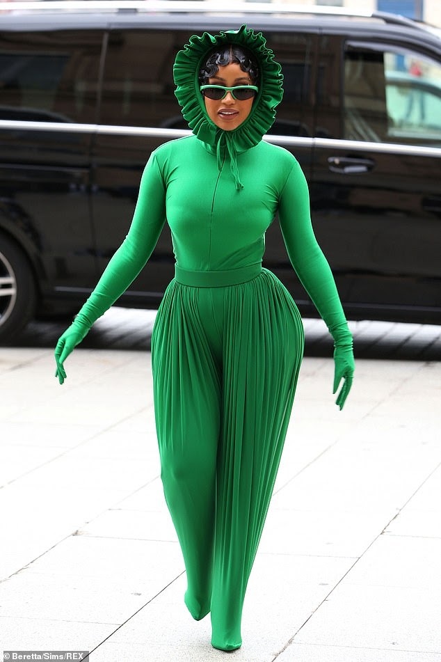 Cardi B diện đồ xanh lét đi dự sự kiện khiến netizen hết hồn - Hình 1