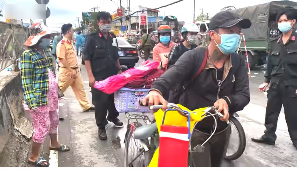 Cô gái phát tiền cho người nghèo tại chốt chặn về quê, dân tình ráo riết tìm danh tính - Hình 2