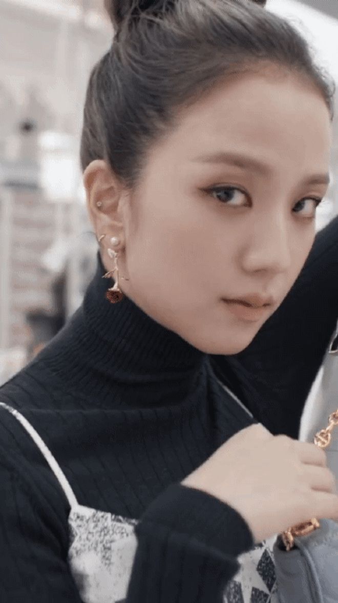 Jisoo tham quan xưởng may Dior: Đẹp đến mức đứng cười cũng thành ảnh tạp chí, thử đồ phát hóa... show diễn runway - Hình 8