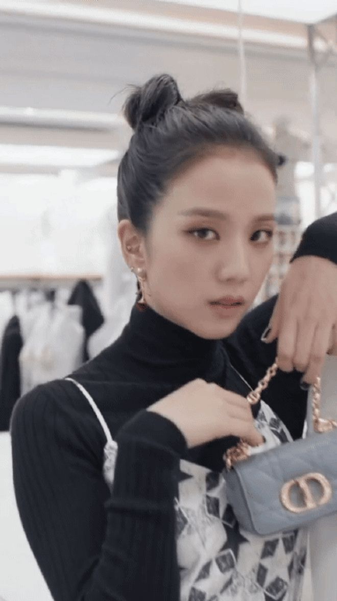 Jisoo tham quan xưởng may Dior: Đẹp đến mức đứng cười cũng thành ảnh tạp chí, thử đồ phát hóa... show diễn runway - Hình 7