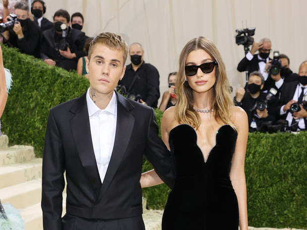 Selena Gomez ôm bà xã Justin Bieber thắm thiết, chuyện gì đây? - Hình 2