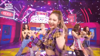 Yuna (ITZY) gặp chấn thương không cử động được cổ khi quay MV, netizen còn nỡ chê dance break chán nữa không? - Hình 12