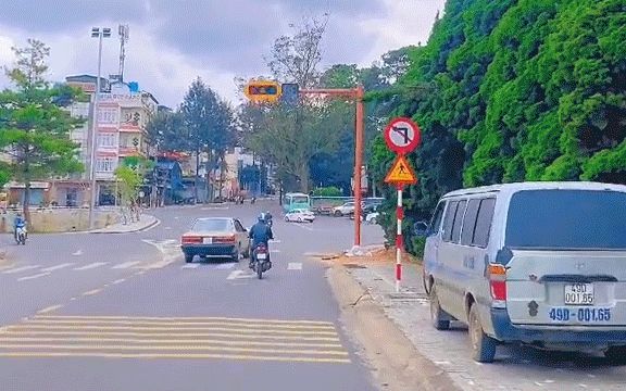 Cột đèn giao thông đầu tiên ở Đà Lạt: Điểm khác biệt hoàn toàn với những nơi khác khiến ai xem cũng tấm tắc - Hình 1